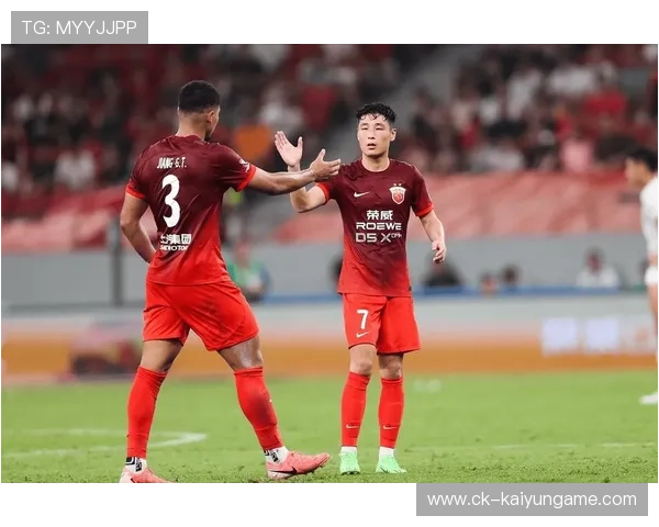 上海海港转会再度引发热议，新援能否拯救球队